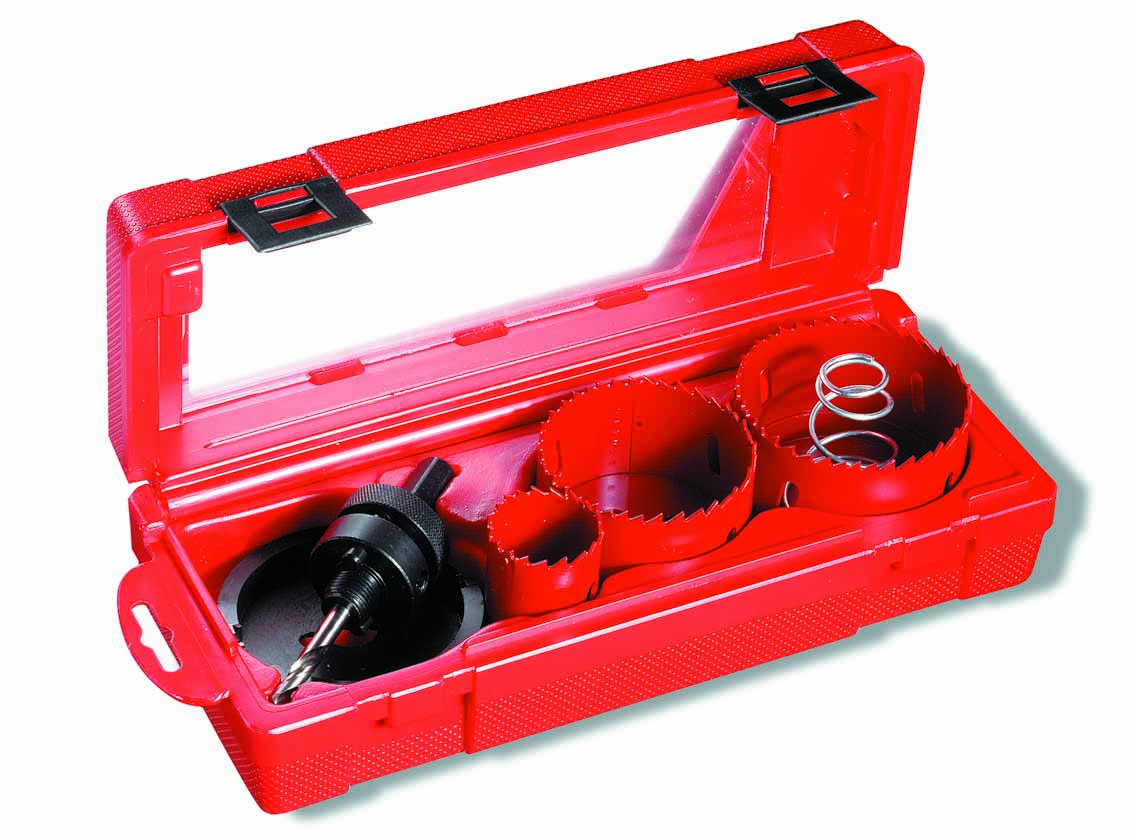Ensemble de couronnes de forage rouges avec différents embouts et accessoires dans un coffret en plastique ouvert. Parfait pour percer des trous.