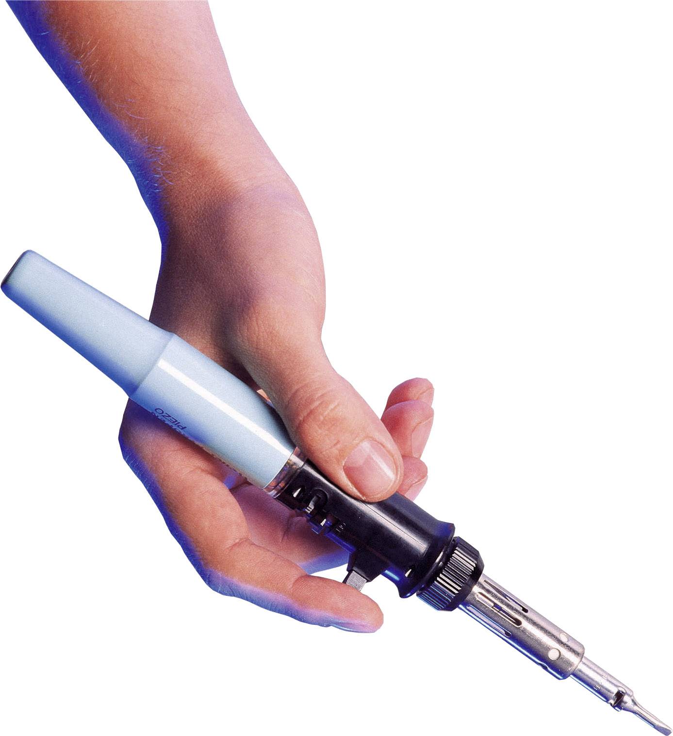 Une main tient un fer à souder bleu, prêt à souder. Le fer à souder a une pointe métallique utilisée pour connecter des matériaux.