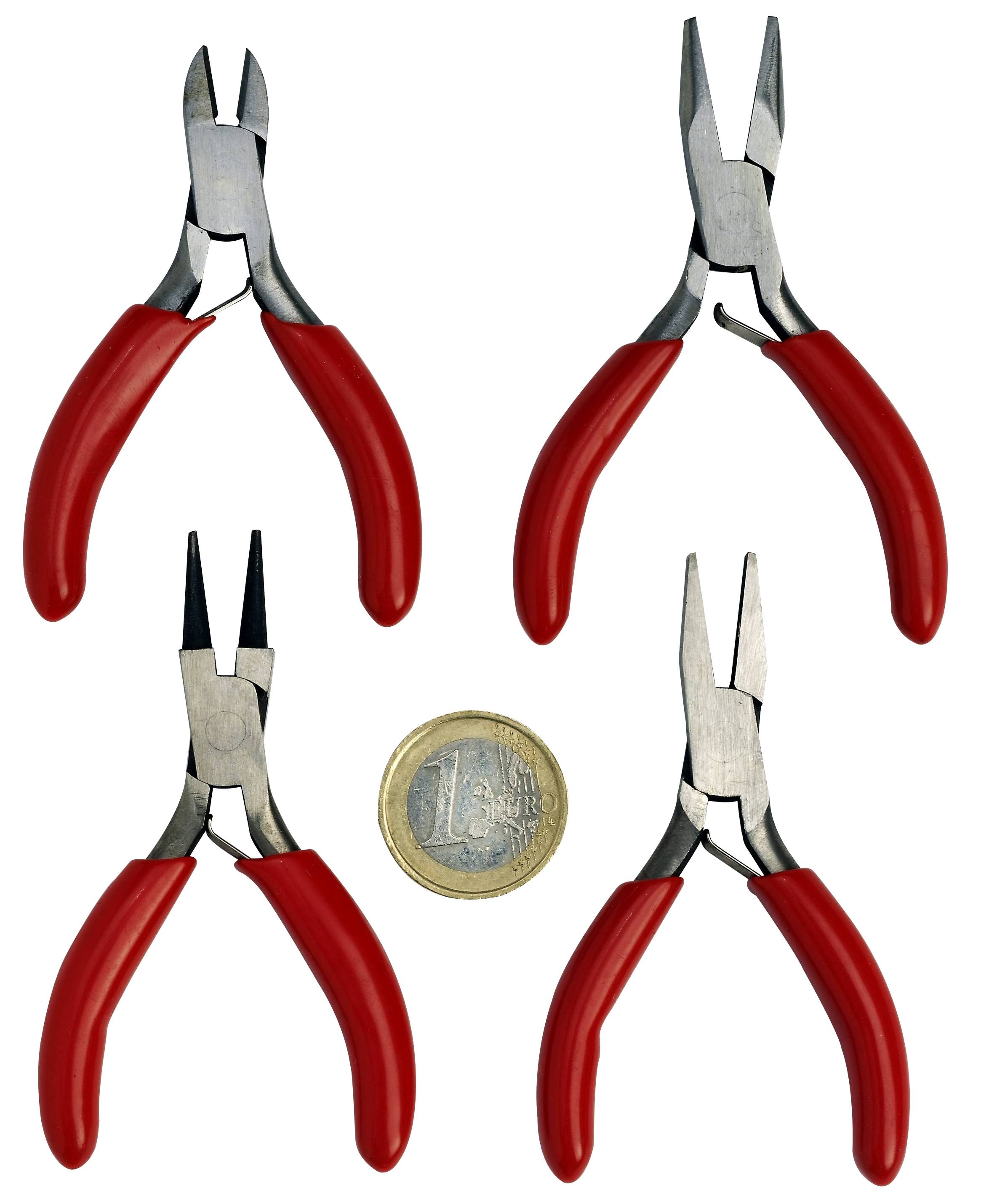 Quatre pinces rouges et une pièce d'un euro, servant de référence pour l'échelle, sont disposées côte à côte sur un fond blanc.