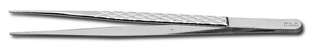 Une pince à épiler en argent avec une poignée striée est posée sur une surface blanche.
