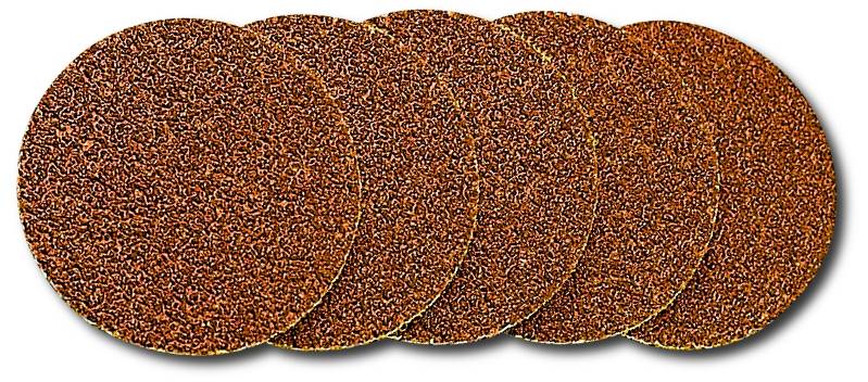 Cinq disques abrasifs ronds alignés, fabriqués en matériau abrasif grossier, sur un fond blanc.