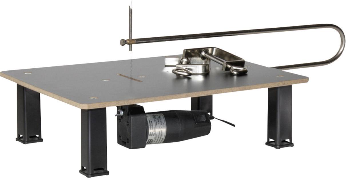 Une table de sciage compacte avec une scie à chantourner installée, adaptée pour couper précisément de petits matériaux dans des travaux artisanaux.