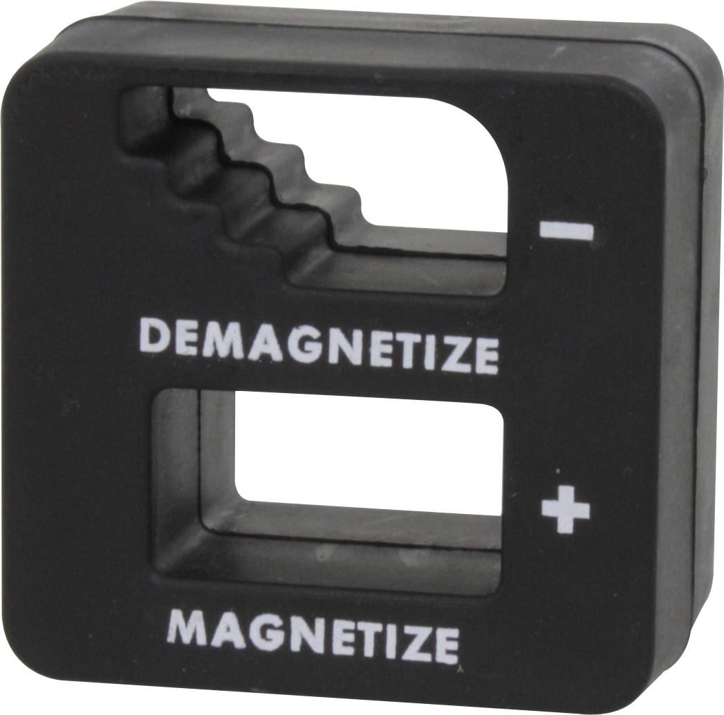 Petit outil carré noir avec des ouvertures pour l'aimantation et la désaimantation des outils métalliques, portant une inscription.