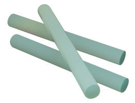 Trois baguettes cylindriques claires se croisent sur un fond blanc.