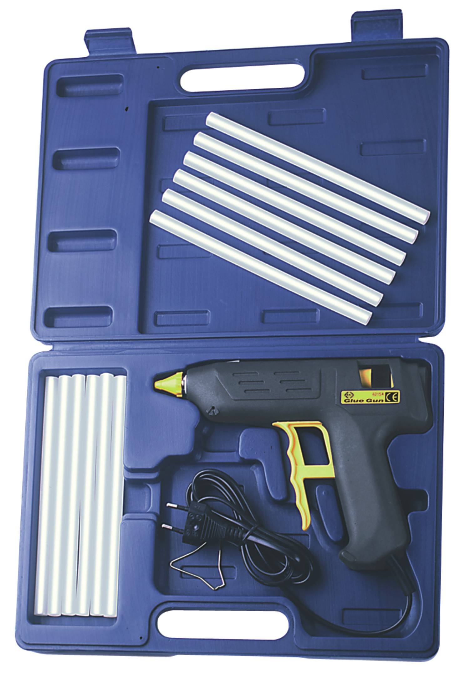 Une valise bleue contenant un pistolet à colle chaude noir et plusieurs bâtons de colle.