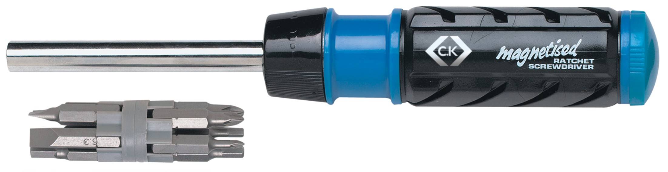 Tournevis à cliquet magnétisé avec un jeu d'embouts interchangeables sur le côté gauche, manche noir avec capuchon bleu.