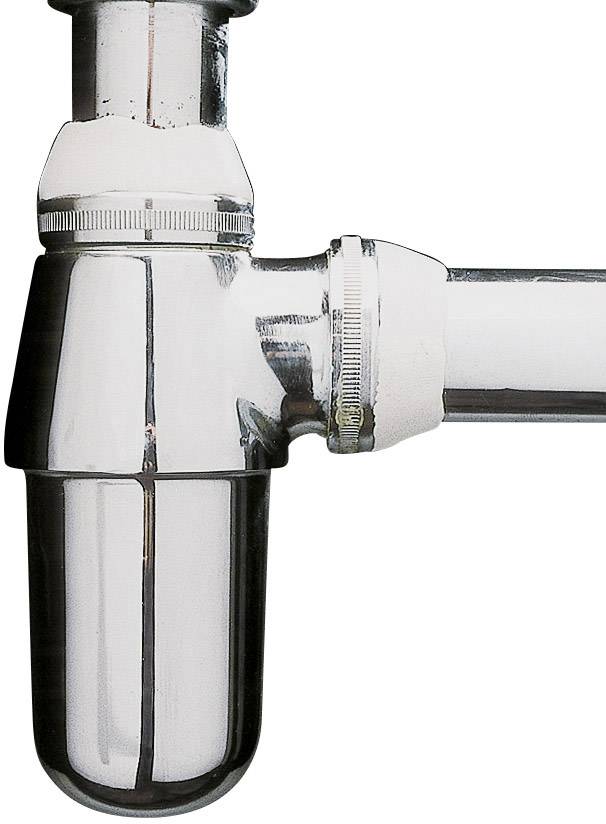 Siphon chromé brillant sous un lavabo, montrant le tuyau de vidange et le point de raccordement dans une configuration à angle droit.
