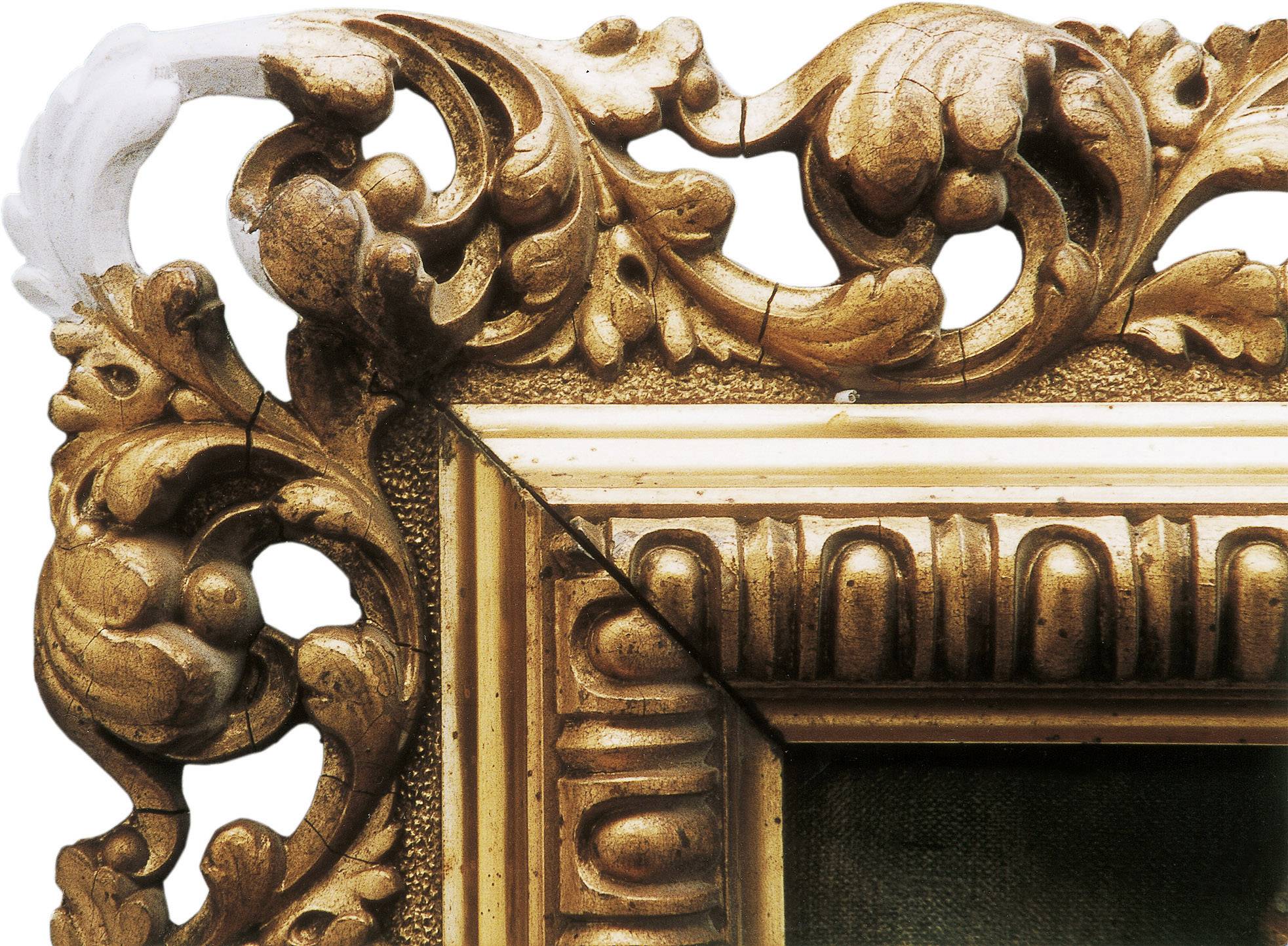 Cadre en bois orné de sculptures dorées élaborées et de motifs floraux.