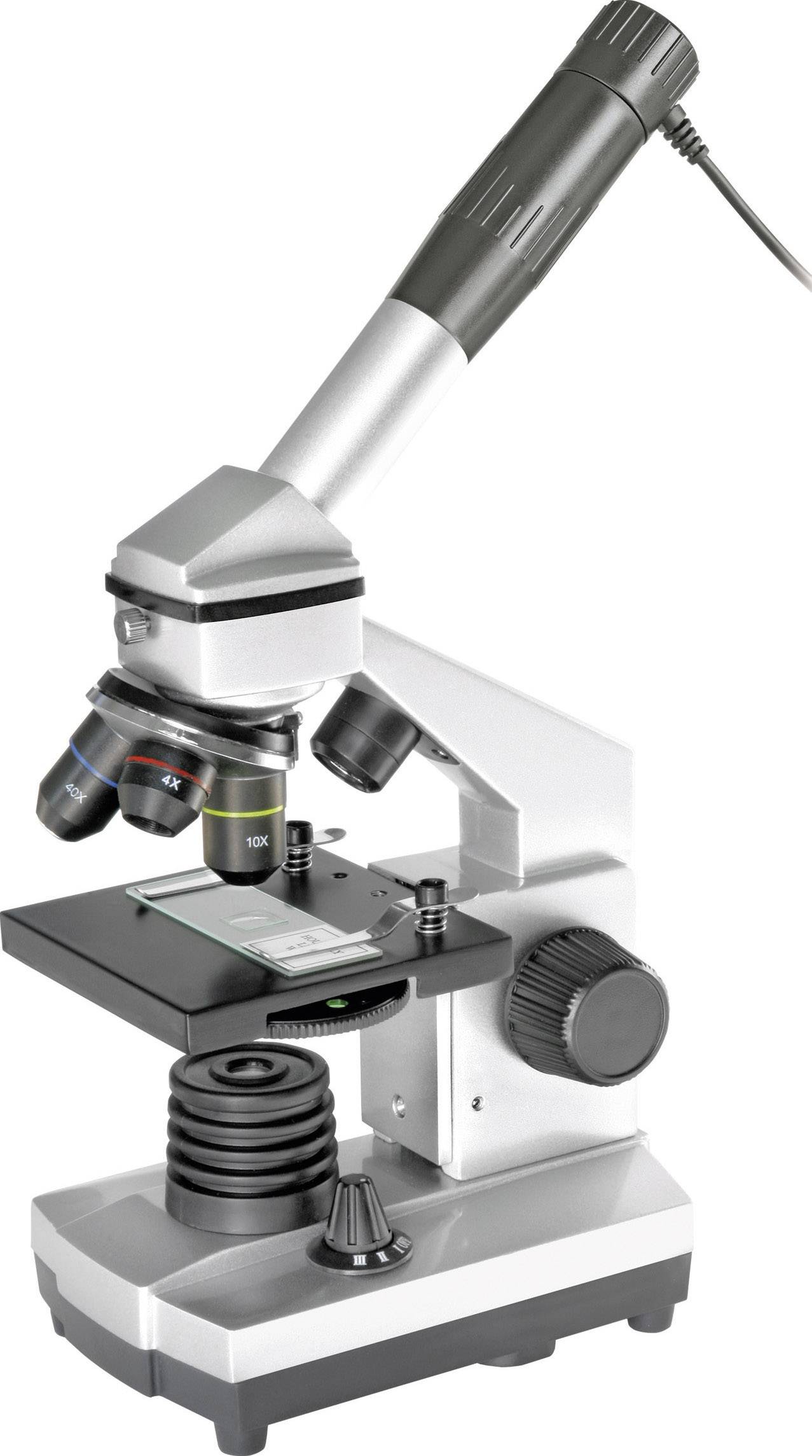 Microscope argenté avec lame de verre sur la table, objectifs de différentes couleurs, bouton de réglage du grossissement.