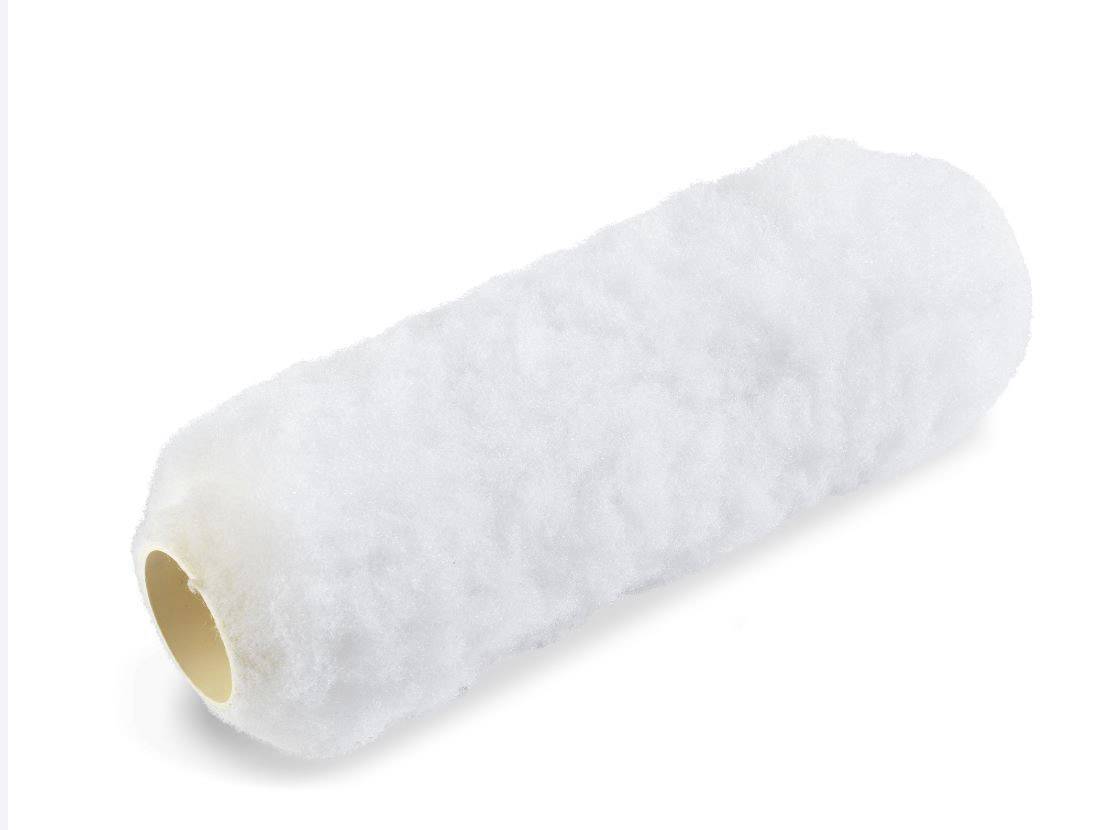 Housse de rouleau à peinture blanche, cylindrique et pelucheuse, présentée sur un fond blanc.