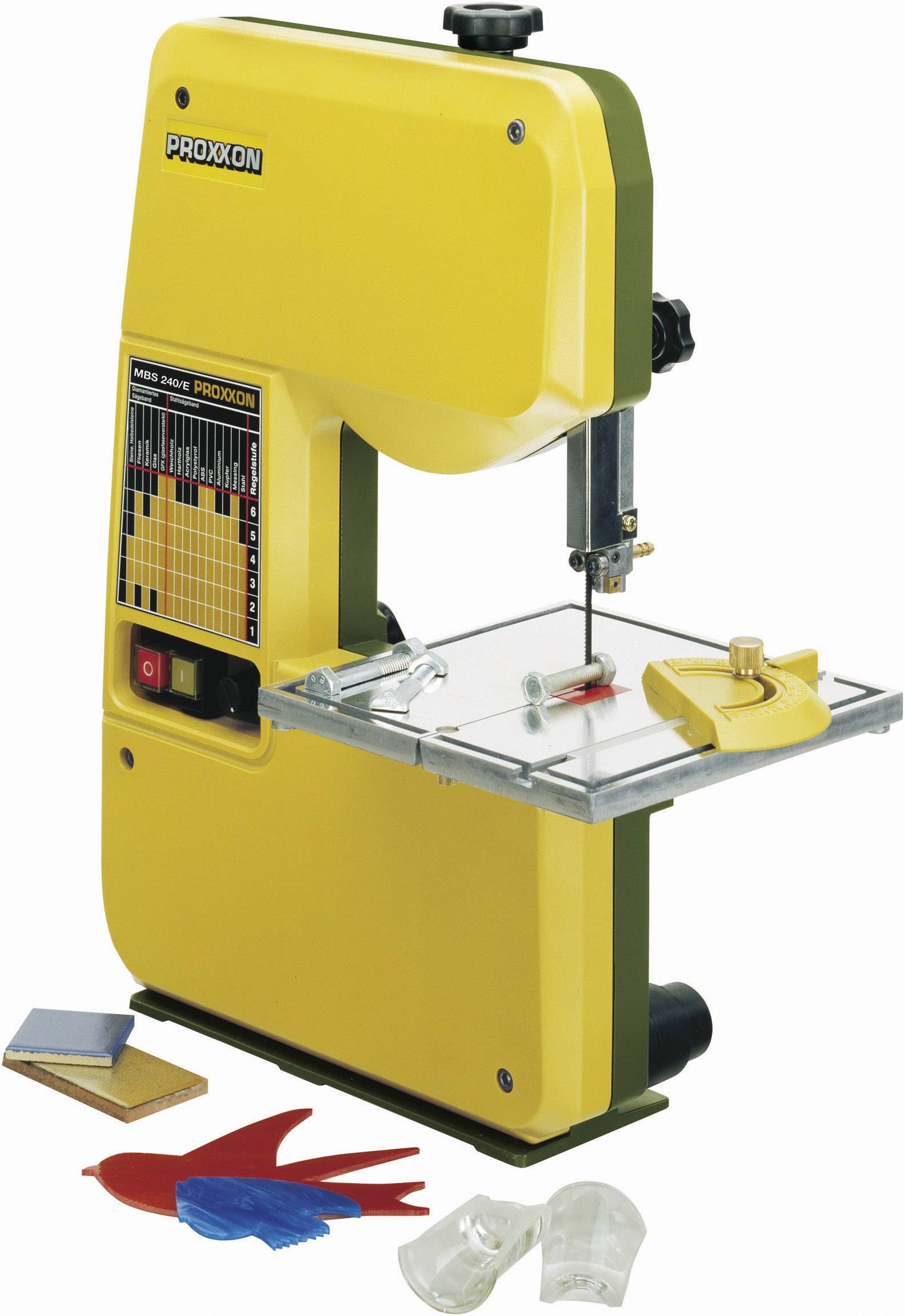 Scie sauteuse jaune avec socle vert. En dessous, des pièces en plastique de différentes couleurs et des aides à la découpe sont disposées.