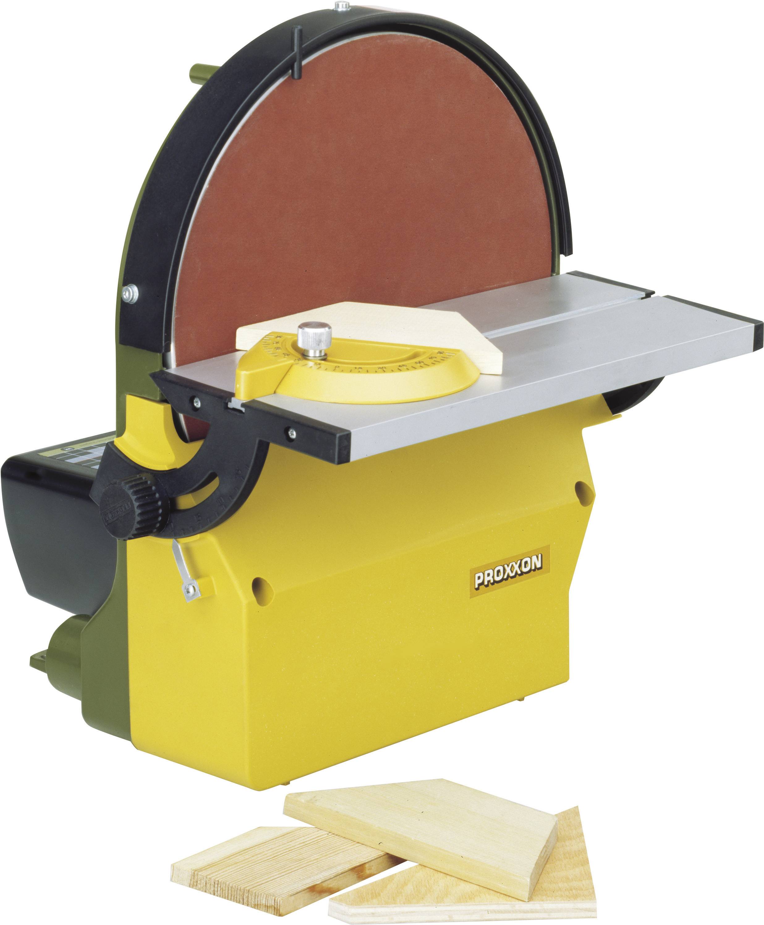 Meuleuse à disque jaune avec réglage angulaire, adaptée aux travaux sur bois. Trois pièces de bois de géométries différentes au premier plan.