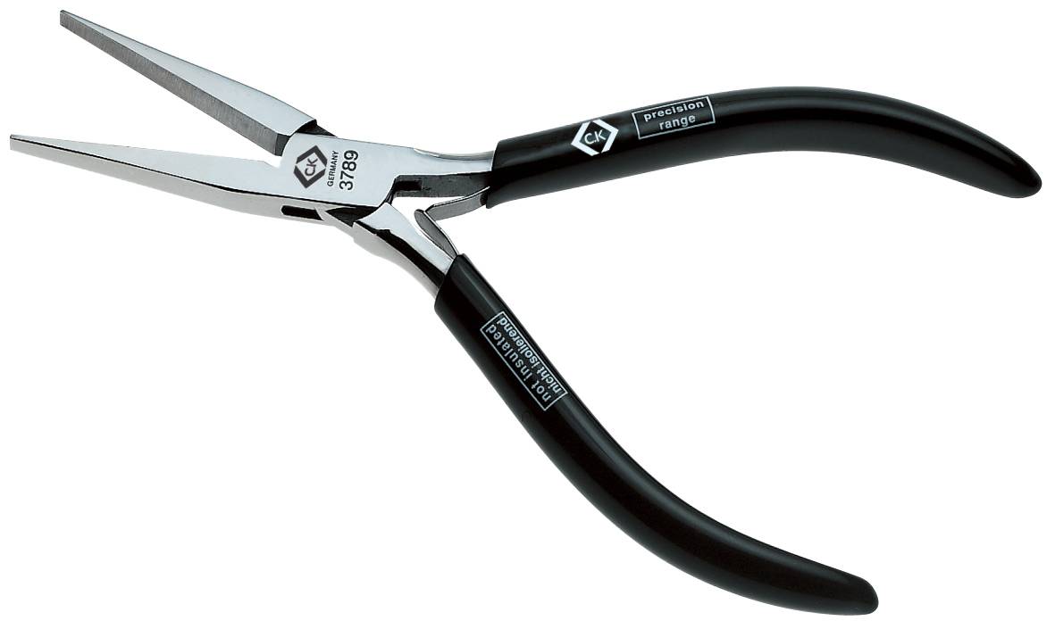 Une pince à bec effilé noir de précision avec des pointes métalliques est représentée. Elle est fréquemment utilisée en électronique pour des travaux délicats.