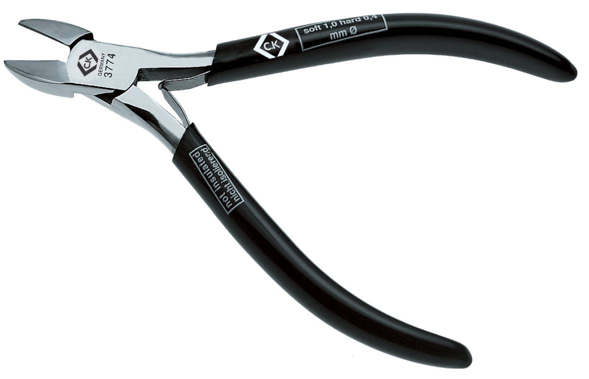 Pince à poignées noires, adaptée pour couper précisément des fils de doux à durs, marquée sur la pince.