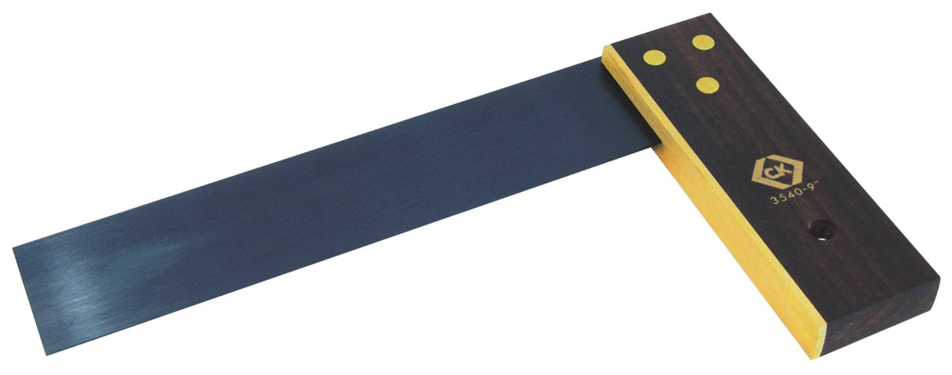 Un équerre de menuisier avec lame en métal noir et manche en bois, utilisée pour mesurer et tracer des angles droits avec précision.