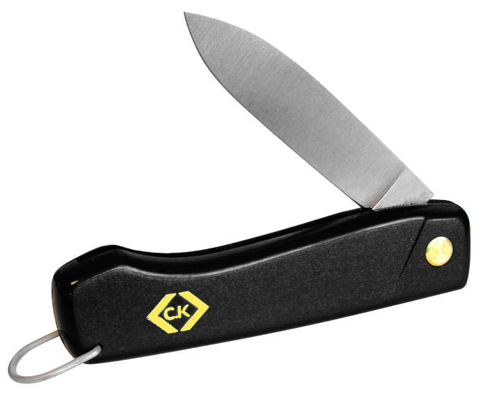 Un petit couteau de poche pliant avec un manche noir et une lame métallique tranchante. Un logo jaune est visible sur le manche.