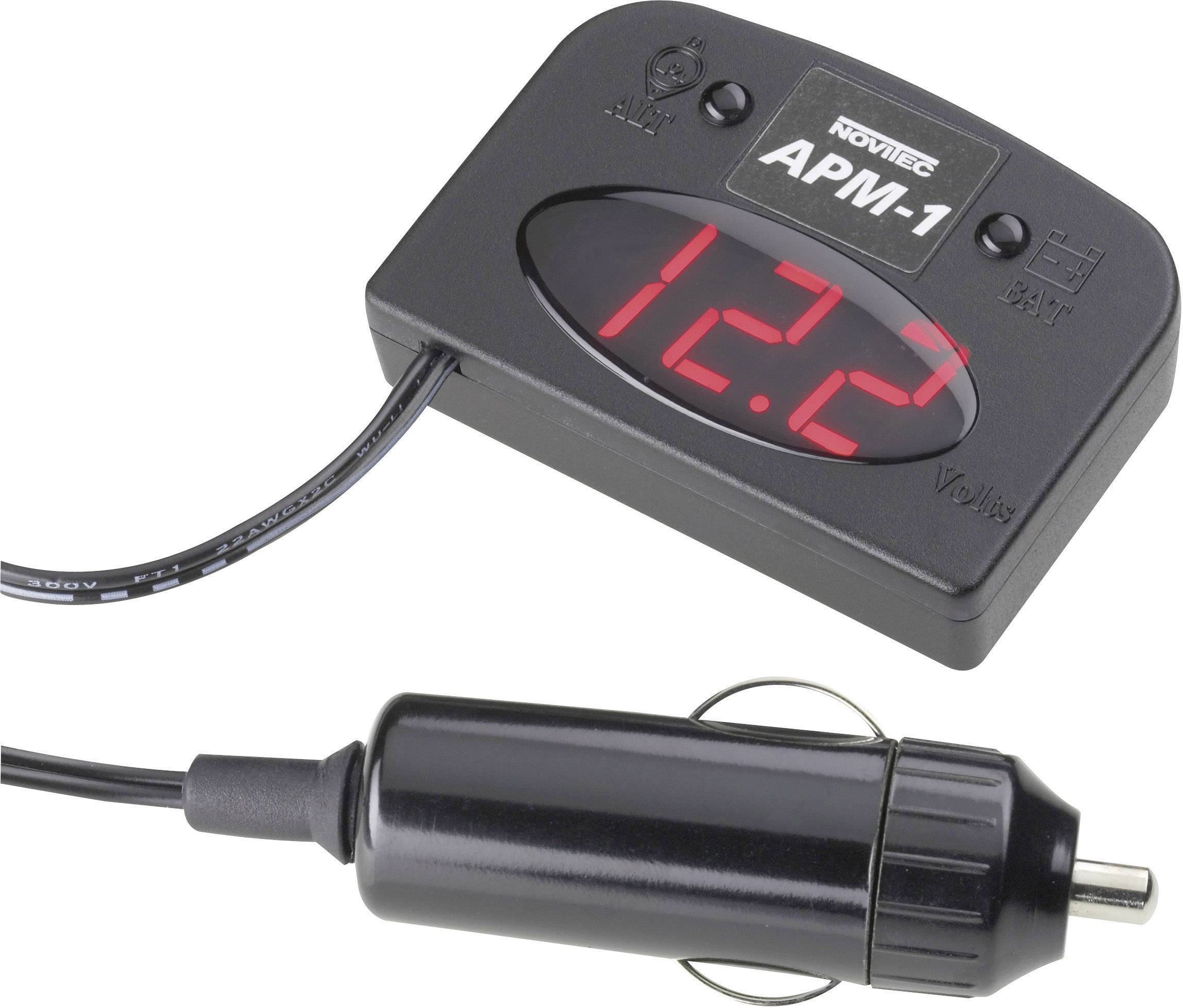 Un multimètre numérique affichant une tension de 12,2 volts, connecté à un adaptateur de prise allume-cigare.
