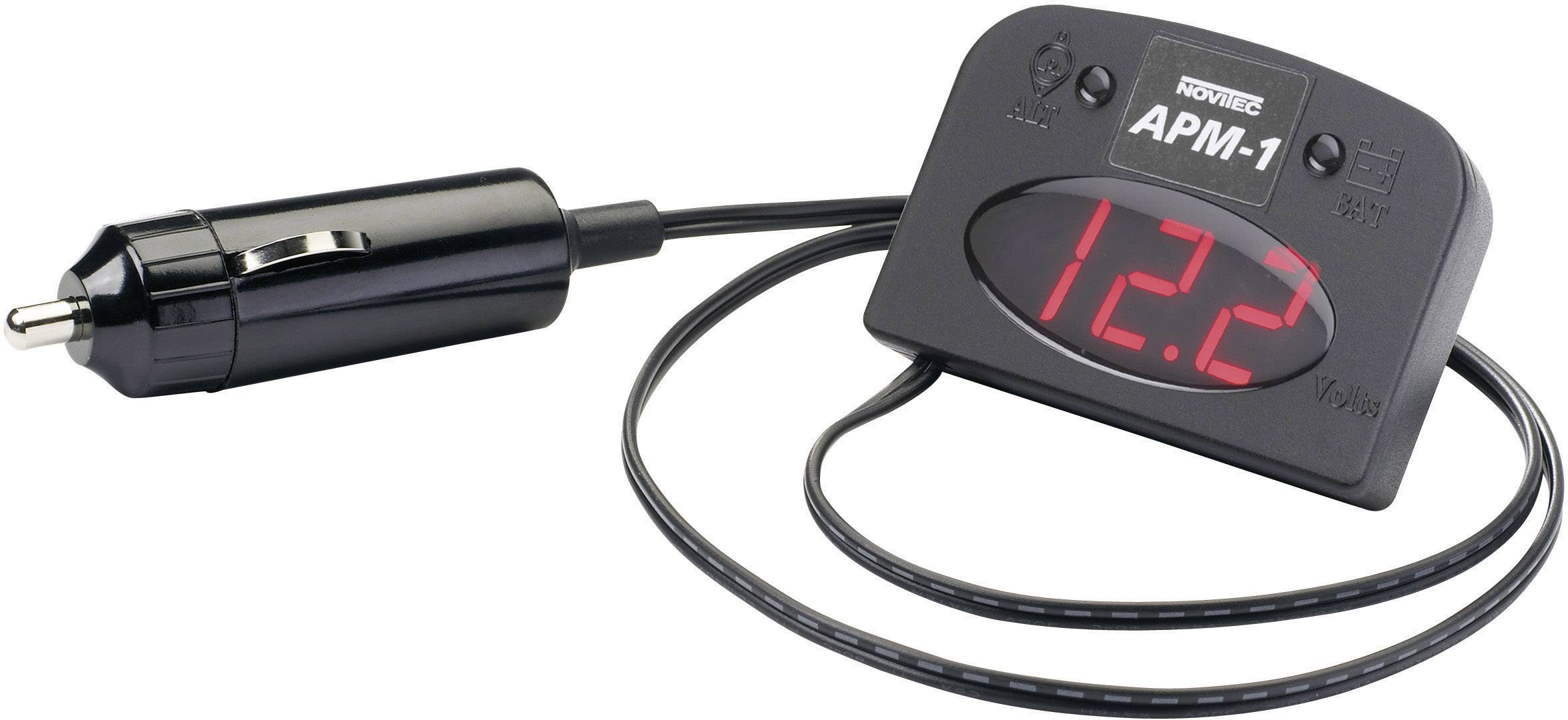 L'image montre un voltmètre numérique pour voitures, modèle APM-1, avec un affichage indiquant 12,2 volts. Il est conçu pour être branché dans la prise allume-cigare.