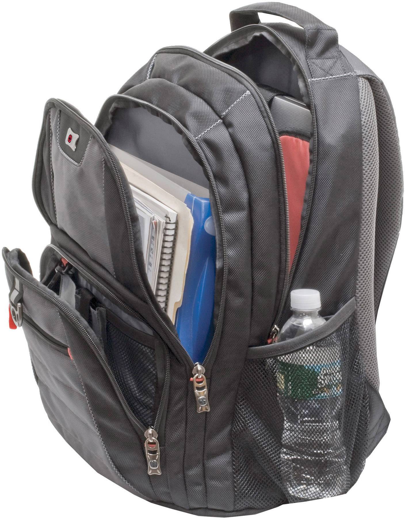 Un sac à dos gris avec plusieurs compartiments contenant des livres, des dossiers, un ordinateur portable et une bouteille d'eau.