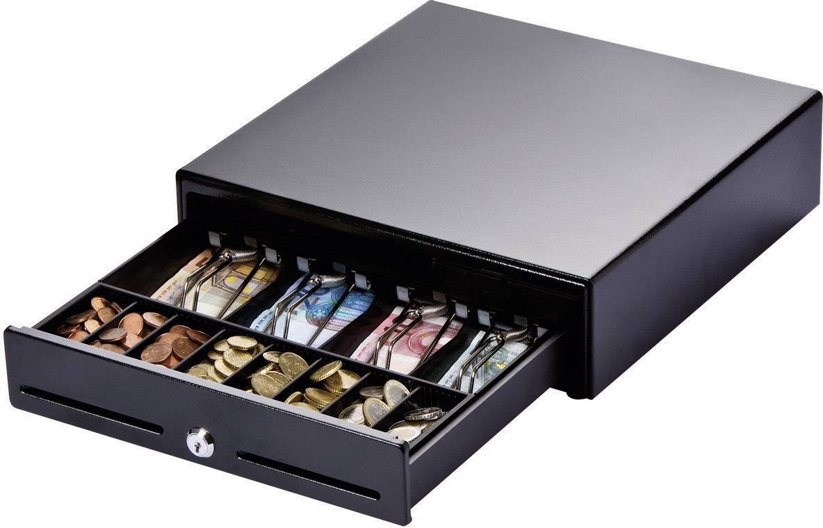 Une caisse enregistreuse ouverte avec un tiroir-caisse noir, contenant différentes pièces de monnaie et billets dans ses compartiments, prête pour des transactions.