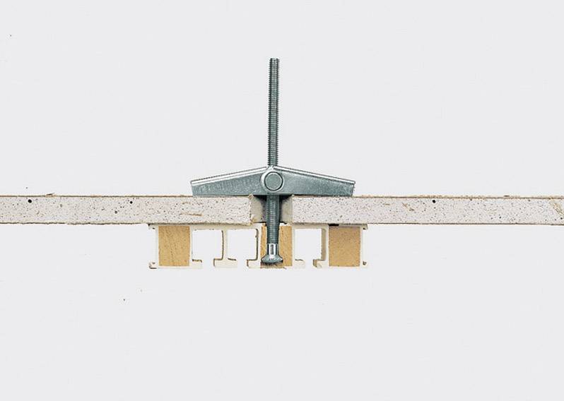 Vue latérale d'une dalle de plafond renforcée avec un profilé en T intégré pour la stabilisation et la fixation d'éléments horizontaux.