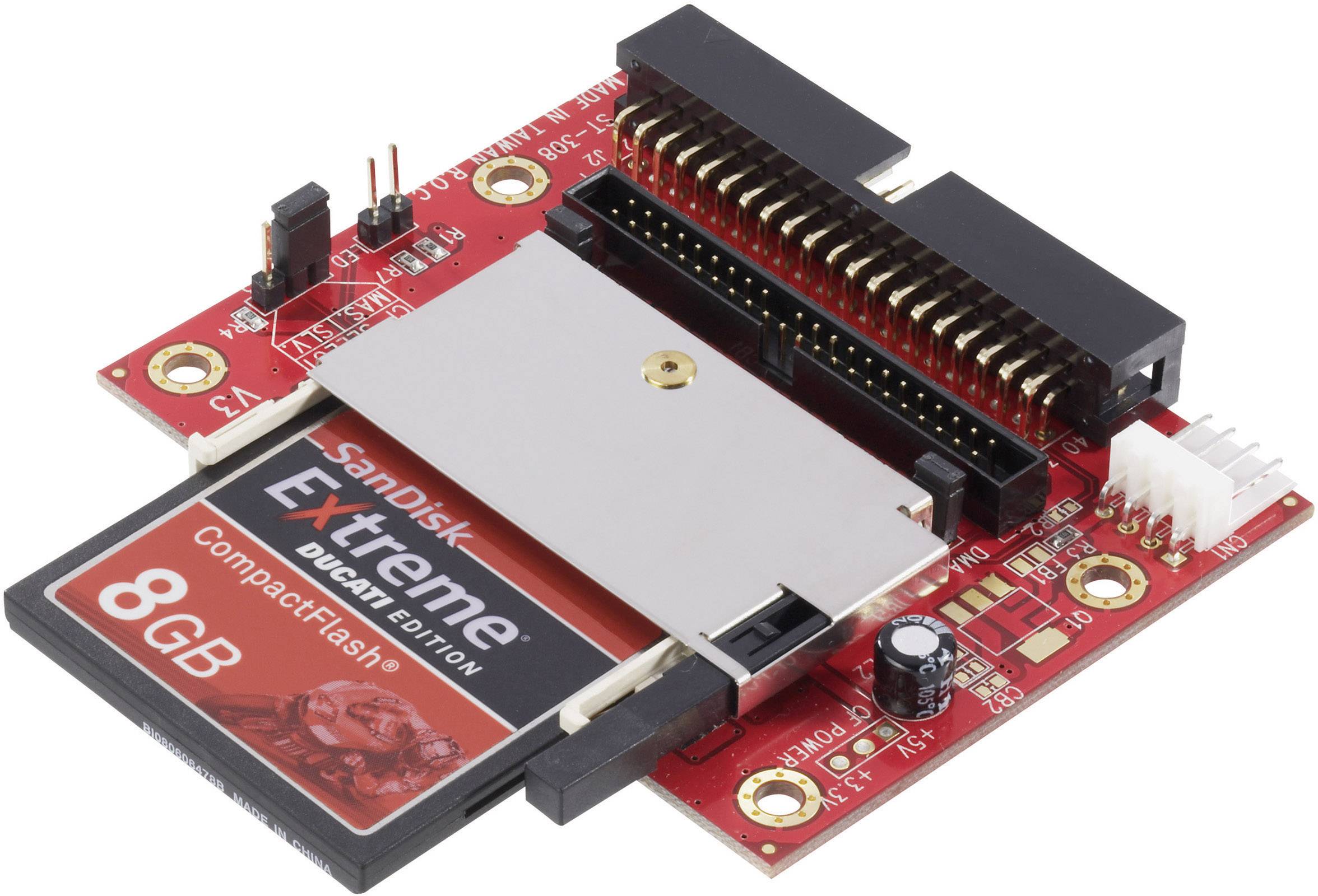 'Carte adaptateur rouge équipée d'une carte mémoire CompactFlash SanDisk Extreme 8 Go. Connexions et composants électroniques visibles.'