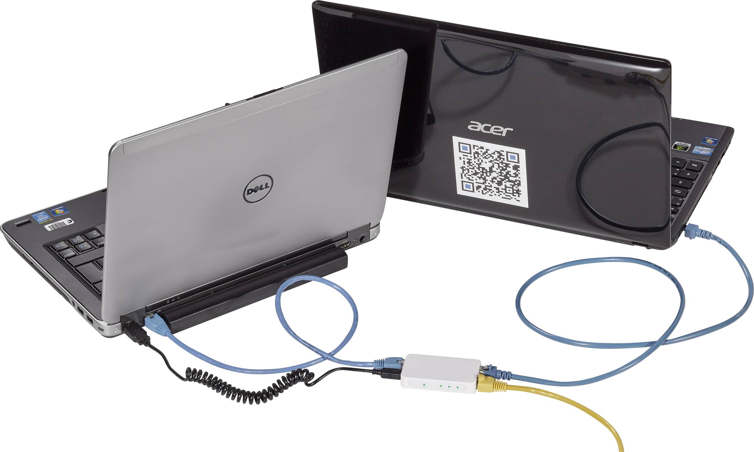 Deux ordinateurs portables (Dell et Acer) sont connectés via un câble Ethernet et un adaptateur. L'ordinateur portable Acer a un code QR sur sa face arrière.